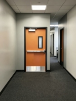 Porte coupe-feu en acier homologuée UL, avec barre anti-panique et ferme-porte automatique, pour la prévention des incendies dans les hôpitaux et les écoles