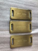 Plaque de porte en aluminium plaqué or antique OEM avec lettres en relief pour la décoration de meubles, d'hôtels, de bureaux, de villas et de restaurants