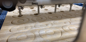 Ligne de moulage de beignets professionnelle certifiée CE, ligne de production de beignets pour usine de beignets - Product Image 5