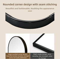 Miroir pleine longueur doré à cadre en aluminium, design capsule, sur pied, pour salon et chambre à coucher