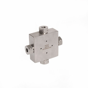 Connecteur à quatre voies ROKE SS316 1/4 pouce 60000 PSI fileté hydraulique - Product Image 1