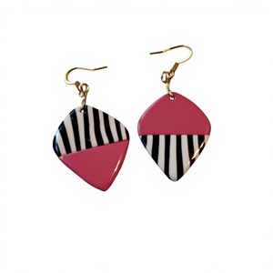 Boucles d'oreilles créoles fantaisie élégantes 2026 pour femmes, en résine acrylique colorée, bijoux tendance de qualité supérieure, cadeaux pour fêtes - Product Image 3