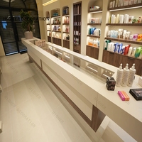 Comptoir de présentation de cosmétiques de style rétro en bois chaud, présentoir à cosmétiques à plusieurs niveaux, comptoir de présentation de cosmétiques à étagères escalonpées