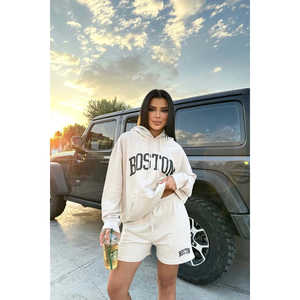 Ensemble décontracté deux pièces beige imprimé jardin avec short au-dessus du genou et haut à logo, taille XS, pour l'été - Product Image 3