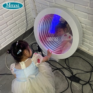 Specchio Infinito Rotondo a LED per Stimolazione Sensoriale e Calma dei Bambini - Giocattolo Educativo - Product Image 3