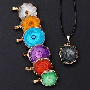 Collier pendentif en tranche d'agate naturelle motif tournesol, bord plaqué or, charme en agate brute avec cordon ciré, vente en gros de bijoux - Product Image 6