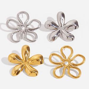 ต่างหูดีไซน์หรูหรา ระดับไฮเอนด์ สีสแตนเลส ต่างหูแบบติดหู รูปดอกไม้ ดีไซน์เฉพาะ สำหรับงานฉลองวันครบรอบ งานปาร์ตี้ ประดับมุก - Product Image 2