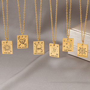 Diseño sentido <span class=keywords><strong>Tarot</strong></span> tarjeta collar esotérico símbolo colgante Acero inoxidable clavícula collar dorado cuadrado joyería para damas - Product Image 1