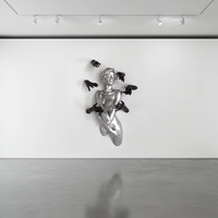 Moderne Kunstgalerie 3D-Wandskulptur Lebensgroße Harz-Frauenfigur mit Händen Statue Innenraum-Wanddekoration Abstrakte Frauen-Harzkunst