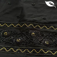 Tissu de dentelle noir brodé de luxe avec détails en fil doré, matériau élégant pour robes de soirée