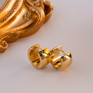 Aretes Huggie de Forma Geométrica, Chapados en Oro de 18K, Acero Inoxidable, Unisex, para Uso Diario - Product Image 3