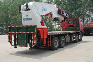 Grúa articulada montada en camión Howo 8x4 de 60-100 toneladas con brazo plegable para elevación y transporte de equipos pesados - Product Image 4