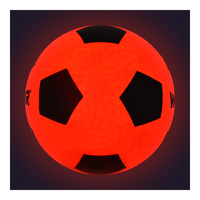 Ballon de football LED en caoutchouc personnalisé lueur lumineuse dans l'obscurité avec deux lumières remplaçables pour jeu intérieur et extérieur