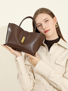 Bolso Tote de Cuero Vacuno Genuino de Lujo Minimalista, Bajo MOQ, para Mujer, Versátil como Bandolera y Bolso de Mano con Herrajes Dorados Vintage - Product Image 3