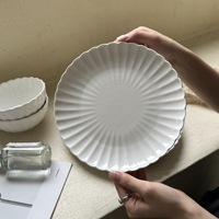 Ensemble d'assiettes en céramique à bord festonné blanc, assiettes à dîner en porcelaine en forme de fleur pour la cuisine, les mariages, les fêtes, la vaisselle de table