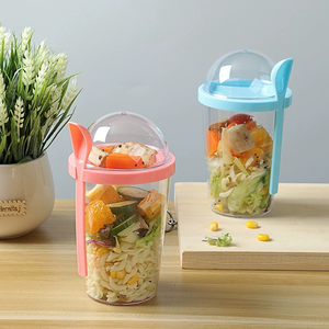 Taza de leche de <span class=keywords><strong>cereales</strong></span> barata certificada BSCI, taza de desayuno de yogur de plástico para llevar con tapa y cuchara - Product Image 1