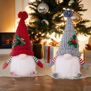 Ensemble de gnomes de Noël en peluche douce et adorable avec détails boutonnés et accents de houx, idéal pour offrir en cadeau de Noël et pour la décoration intérieure hivernale - Product Image 6