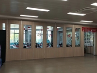Système de cloison coulissante suspendue pliable à support supérieur avec rail au sol, flexible pour bureaux, écoles, restaurants, ignifuge
