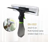 Nettoyage des vitres de salle de bains Nettoyage des vitres Nettoyage des vitres Raclette Spray