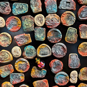 Imanes Redondos de Arcilla Hechos a Mano con Arte de Roca, Talismán de la Antigua Ruta de la Seda para Manifestación y Energía Positiva, Set Aleatorio de 3 - Product Image 5