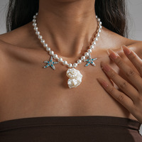Parure de bijoux haut de gamme unique avec collier chaîne de clavicule et boucles d'oreilles en forme d'étoile de mer incrustée de diamants, coquillage et fausse perle