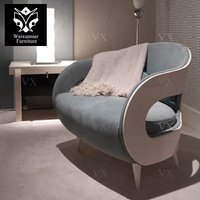 Fauteuil d'appoint moderne de luxe avec cadre latéral sculptural ouvert, siège incurvé rembourré et pieds coniques élégants, fauteuil de détente