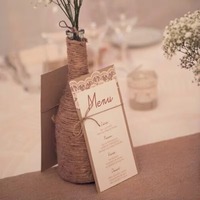 Carte de menu pliante personnalisée en forme de gland avec motif artistique imprimé et mini-drapeau personnalisé pour la décoration de table de mariage rustique sur le thème de la forêt