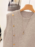 Gilet en tricot respirant beige pour femme, pièce décontractée d'été à superposer, col rond sans manches avec accents de boutons dorés