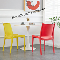 Fabricant de chaises en plastique noir pour adultes directement pour Bazhou Integrated Garden Chivari Chair Chaise de salle à manger