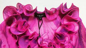 Camicetta plissettata di vendita calda primavera 2023 con stampa rosa <span class=keywords><strong>lilla</strong></span> a 3/4 maniche con scollo a volant in chiffon di poliestere riciclato - Product Image 4