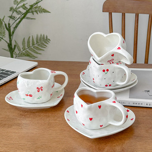Juego de Taza y Platillo de Cerámica Pintada a Mano con Forma de Corazón, Diseño de Cereza, de Alta Calidad Estética - Product Image 2