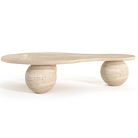 Table basse Kumusi en travertin avec plateau en forme de poire et pied sphérique