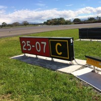 Panneau de signalisation pour stand d'avion, rectangulaire, en aluminium, avec bande LED, tension personnalisable, haute luminosité, durable pour aéroport