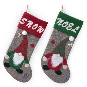 Chaussettes personnalisées brodées avec pompons, chaussettes tricotées adorables, décorations de fête, chaussettes de Père Noël pour enfants - Product Image 2