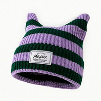 Gorro de punto acanalado multicolor a rayas al por mayor con diseño de orejas de gato, etiqueta tejida, cálido para invierno, estilo urbano, gorro tipo calavera para mujer