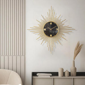 モダンでシンプルな高級感のある個性的な壁掛け時計 リビングルーム用 静音 アトモスフィア 抽象的な幾何学模様 メタル クォーツ針 AA - Product Image 3