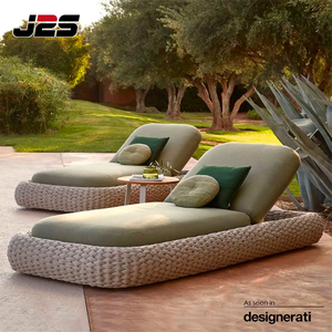 Chaise longue d'extérieur à cadre en osier avec coussins pour la relaxation au bord de la piscine - Product Image 3