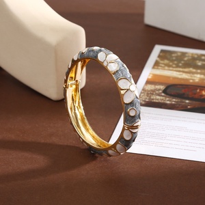 Pulsera Clásica de Flores al por Mayor de Fábrica para Niña, Brazalete de Esmalte Colorido, Brazalete con Dijes, Accesorios de Moda para Mujer - Product Image 3