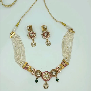 Collier ras-de-cou élégant en meenakari rose avec des brins de perles blanches et des boucles d'oreilles pendantes florales assorties, ensemble de bijoux traditionnels - Product Image 2