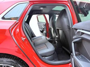 Audi A3 L modello 2023 con motore 1.4 TFSI, tetto panoramico, sedili in pelle, interni scuri, pneumatici R18, basso chilometraggio - Product Image 4