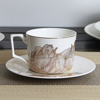 Service de table Lotus en porcelaine fine, service de table floral incrusté d'or pour mariage dans un hôtel de luxe
