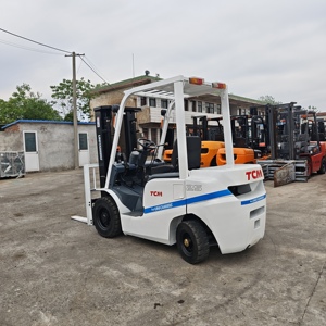 Montacargas Usado TCM FD25 2.5T con Desplazador Lateral Hidráulico, Mástil de Dos Etapas, Neumáticos Sólidos, Motor Diésel Japonés, Modelo 2024, Certificado CE - Product Image 5