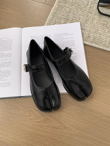 <span class=keywords><strong>Scarpe</strong></span> Basse Mary Jane Tabi da Donna OEM ODM in Microfibra con Cinturino a Fibbia Singola, Casual ed Eleganti, Nere/Bianche/Marroni/Rosse Personalizzabili - Product Image 3