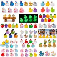 Jouets en gros assortis avec des canards lumineux à couronne, pots et jardinières en résine, miniatures, animaux porte-bonheur, décorations de Noël