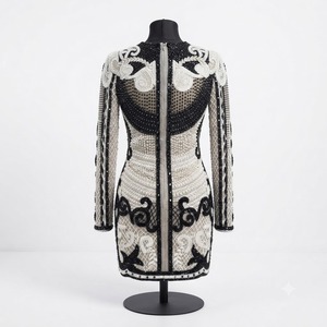 Robe de cocktail longue à manches longues en satin noir et blanc pour femmes, ornée de perles complexes faites à la main, élégante pour les occasions spéciales - Product Image 2