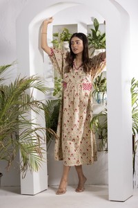 Robe évasée imprimée rouge et marron boueux pour femme avec col à volants et détail de bordure à la taille pour un style décontracté et élégant - Product Image 6