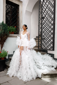 Lujoso Bata de Novia Transparente con Mangas Largas, Cola y Volantes de Tul - Product Image 3