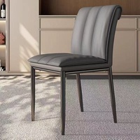 Chaise de salle à manger italienne de luxe léger, style nordique moderne, avec revêtement en cuir et structure métallique pour la maison et la restauration