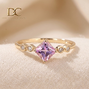 Bague de fiançailles de luxe moderne en or massif 14 carats avec diamant de laboratoire taille brillant rond et saphir padparadscha de laboratoire - Product Image 1