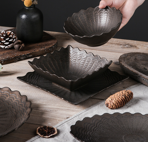 Service de vaisselle vintage rétro en grès, assiettes et bols carrés en céramique avec texture ondulée pour salade, steak, maison, cuisine, restaurant - Product Image 1